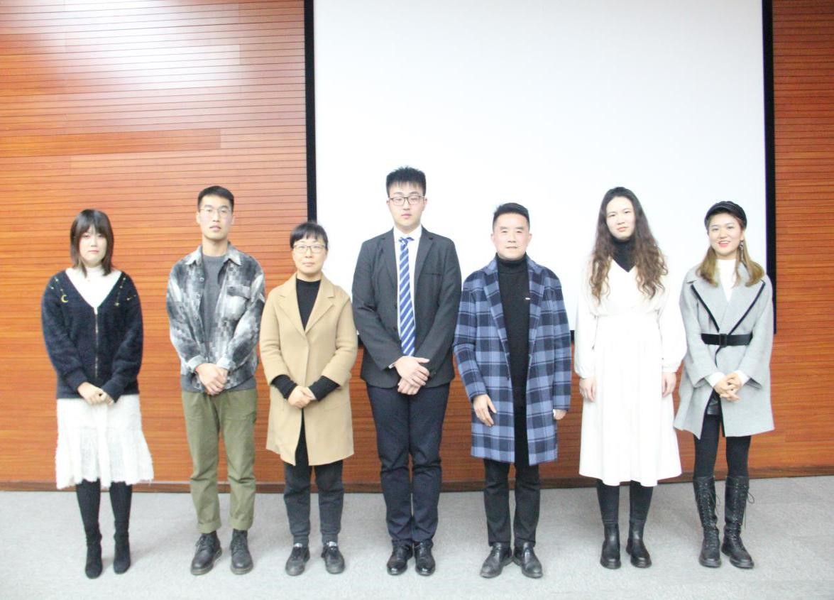 新任主席团成员与教务处老师们合影 新任主席团成员与教务处老师们合影